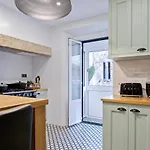 Bella Vista - Modern Classic In Heart Of City